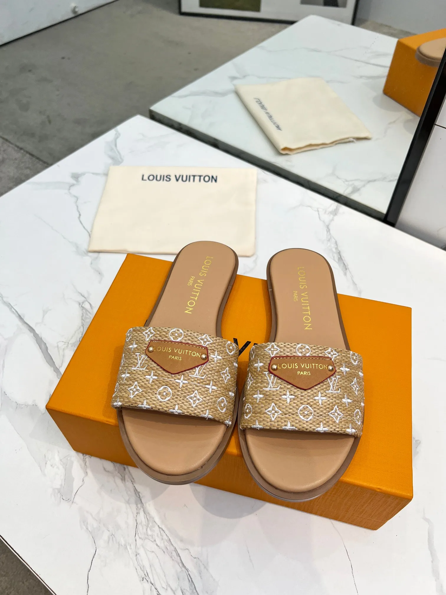 👟👟Ex-factory price 320👟👟 Genuine leather sole +40 Louis Vuitton, 1:1 advanced customization upper, fabric: customized LV special fabric, lining: sheepskin, original molding hardware, code number: 35-42, order with pictures, welcome to send pictures to place an order,